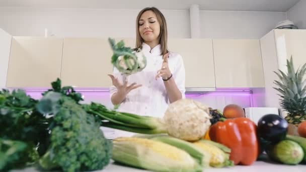キッチンと野菜少女はカリフラワーを手に持っている — ストック動画