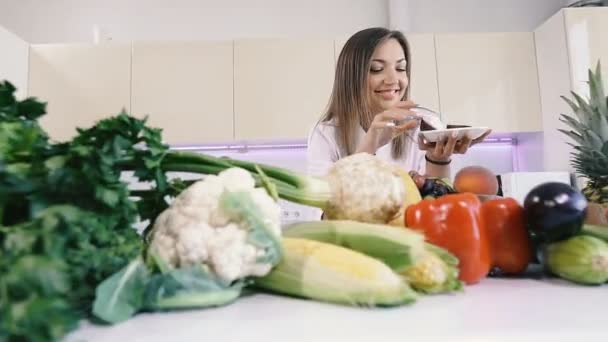 Kitchen Food Girl Holds Figs Her Hands Nutrition Tips — Stock Video