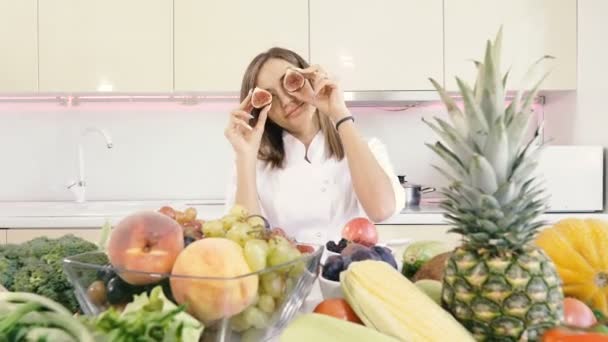 Cozinha Comida Rapariga Tem Figos Nas Mãos Dicas Nutricionais — Vídeo de Stock