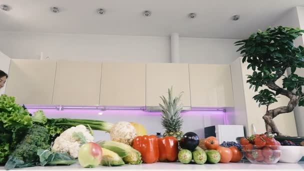 厨房和食物 女孩手里拿着一盘水果 — 图库视频影像