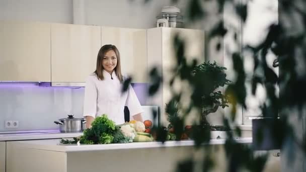 Cucina Cibo Una Donna Piedi Cucina Sul Tavolo Cibo Sano — Video Stock