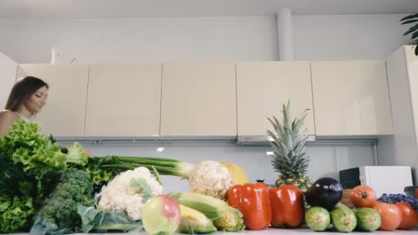 Mutfak Yemek Kız Elinde Meyve Bir Tabak Tutar — Stok video