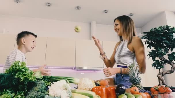 Cozinha Comida Mãe Filho Estão Brincando Cozinha — Vídeo de Stock