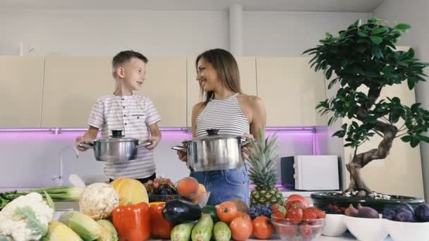 Cozinha Comida Mãe Filho Estão Segurando Uma Panela Para Cozinhar — Vídeo de Stock