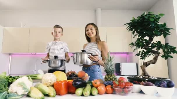 厨房和食物 妈妈和儿子拿着锅做饭 — 图库视频影像