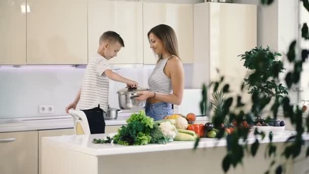 Kuchnia Jedzenie Mama Syn Trzymają Garnek Gotowania — Wideo stockowe