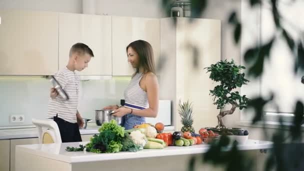 Kuchnia Jedzenie Mama Syn Trzymają Garnek Gotowania — Wideo stockowe
