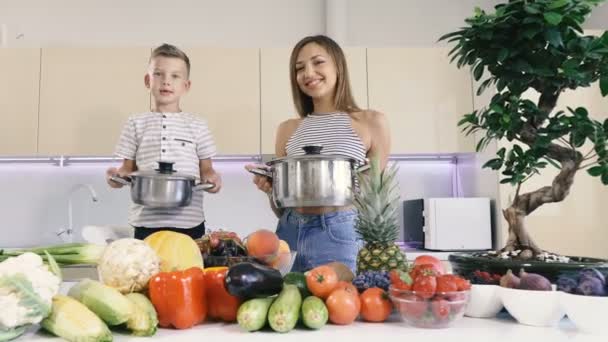 厨房和食物 妈妈和儿子拿着锅做饭 — 图库视频影像