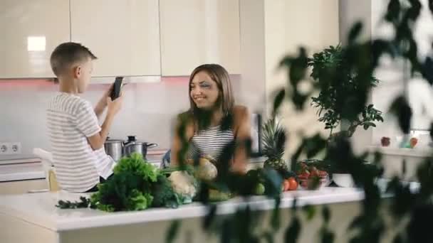 Telemóvel Filho Tira Retrato Foto Mãe Telefone Celular — Vídeo de Stock