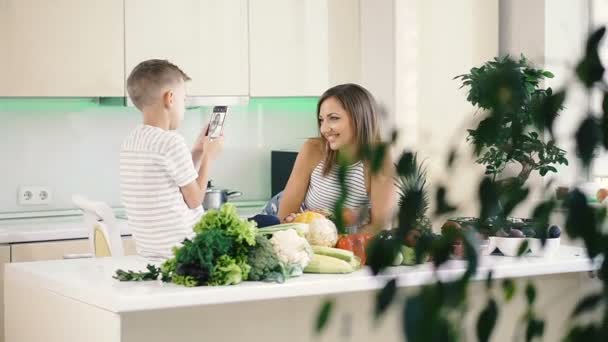 Téléphone Portable Fils Prend Une Photo Portrait Maman Sur Téléphone — Video