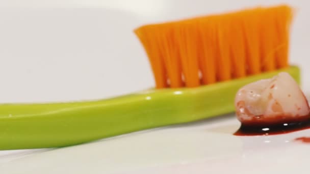 Brosse à dents et mauvaise dent qui est tombé .