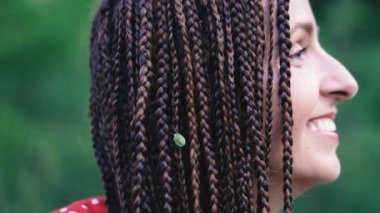 Saç modeli dreadlocks. Dreadlocks saç modeli olan kız. Bir böcek saçın içinde sürünür..
