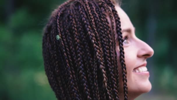 ヘアスタイルドレッドロック ドレッドロックの髪型を持つ女の子 昆虫が髪を這う — ストック動画