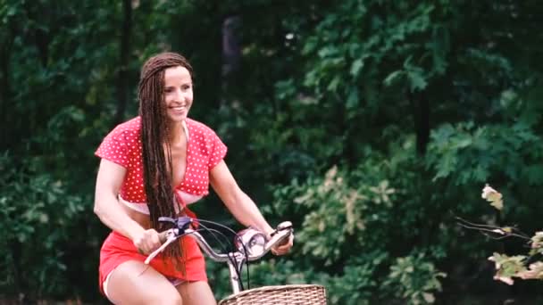 女性用自転車女性が森の中で女性の自転車で立っている — ストック動画