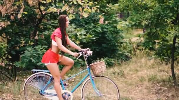 Bicicleta Feminina Uma Mulher Está Com Uma Bicicleta Feminina Floresta — Vídeo de Stock