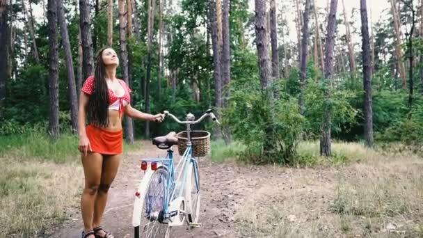 Kvindecykel Kvinde Står Med Kvindelig Cykel Skoven – Stock-video