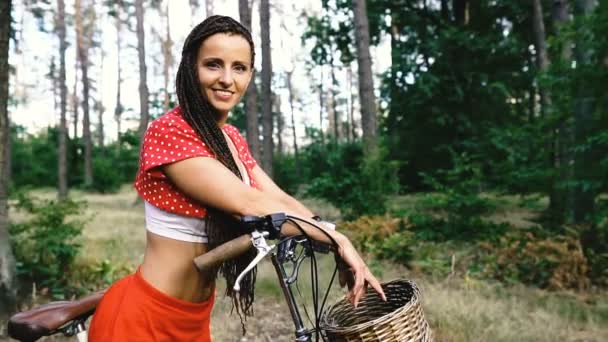 Bicicleta Femenina Una Mujer Está Pie Con Una Bicicleta Femenina — Vídeo de stock