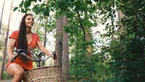 Kvindecykel Kvinde Står Med Kvindelig Cykel Skoven – Stock-video