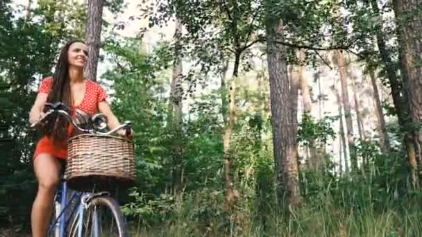 Kvinnors Cykel Kvinna Står Med Kvinnlig Cykel Skogen — Stockvideo