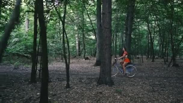 Bicicleta Femenina Una Mujer Está Pie Con Una Bicicleta Femenina — Vídeo de stock
