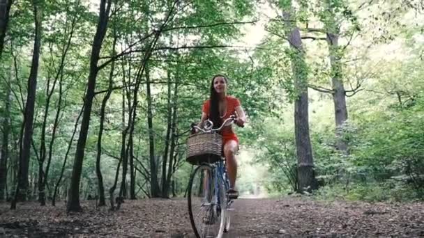 Женский Велосипед Женщина Стоит Велосипедом Лесу — стоковое видео