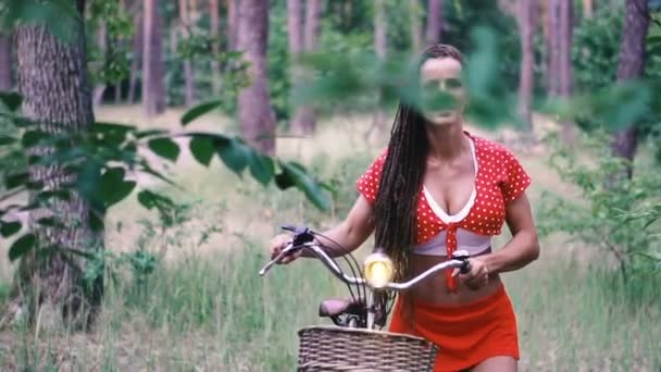 Γυναικείο Ποδήλατο Μια Γυναίκα Στέκεται Ένα Θηλυκό Ποδήλατο Στο Δάσος — Αρχείο Βίντεο