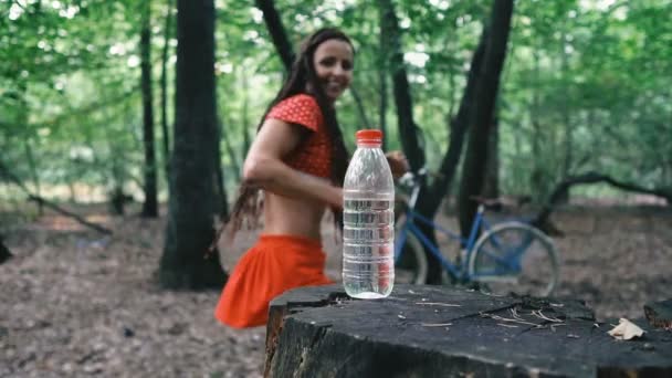 Flash Mob Bottlecapchallenge Necesario Desenroscar Tapa Botella Con Una Patada — Vídeo de stock