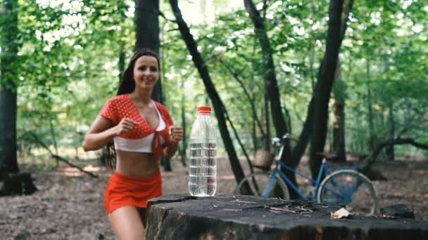 Flash Massa Bottlecapchallenge Anda Perlu Membuka Tutup Botol Dengan Tendangan — Stok Video