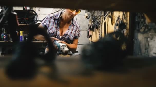 Mlýnek Nářadí Dívka Pracuje Nástrojem Brusky — Stock video