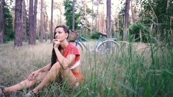 Bicicleta Natureza Menina Está Descansando Floresta — Vídeo de Stock
