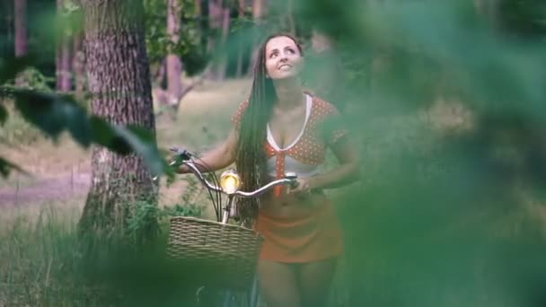 Fahrrad Und Natur Das Mädchen Ruht Wald — Stockvideo