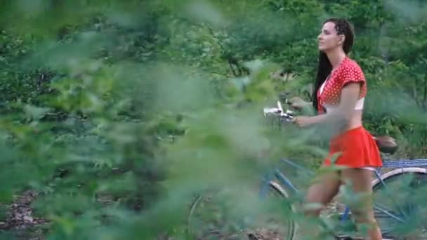 Ποδήλατο Και Φύση Κορίτσι Αναπαύεται Στο Δάσος — Αρχείο Βίντεο