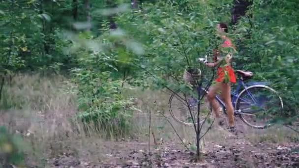 Велосипед Природа Дівчина Відпочиває Лісі — стокове відео