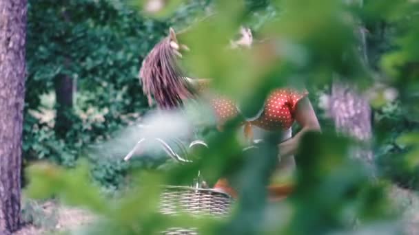 Dreadlocks Menina Tem Dreadlocks Cabelo Voador Menina Com Uma Bicicleta — Vídeo de Stock