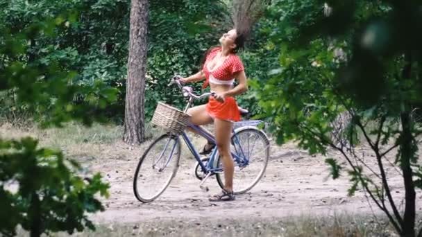 소녀는 머리를 공포가있다 공원에서 자전거를 — 비디오