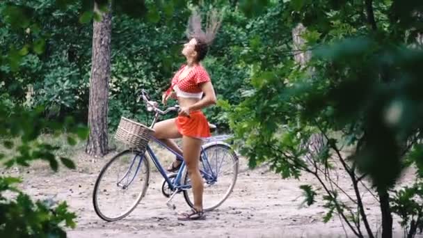 Дредлоки Девушки Дреды Летают Волосах Девушка Велосипедом Парке — стоковое видео