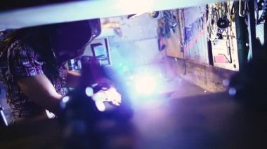 Kaynakçı kız. Kaynak makinesi olan bir kız metal kaynak.