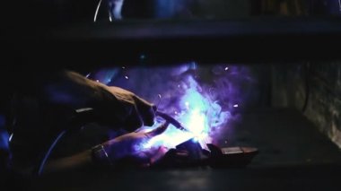 Kaynakçı kız. Kaynak makinesi olan bir kız metal kaynak.