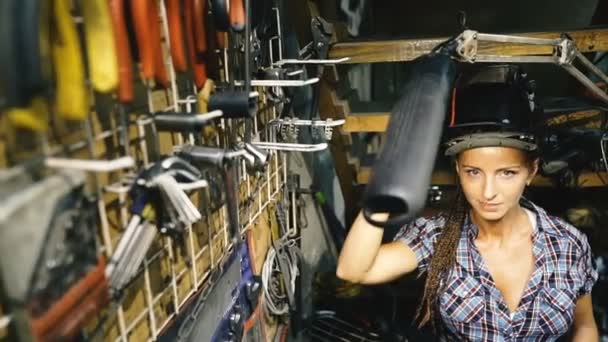 Chica Soldadora Una Chica Con Una Máquina Soldadura Suelda Metal — Vídeos de Stock
