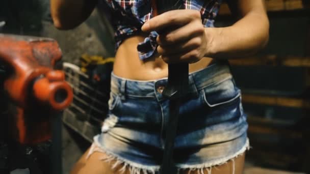 Chica Soldadora Una Chica Con Una Máquina Soldadura Suelda Metal — Vídeos de Stock