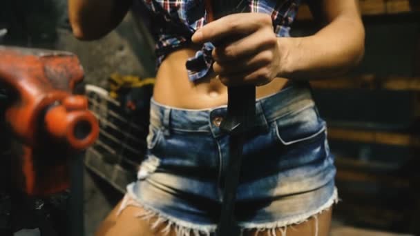 Menina Soldadora Uma Menina Com Uma Máquina Solda Solda Metal — Vídeo de Stock