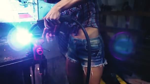 Welder Girl Girl Welding Machine Welds Metal — Stock Video