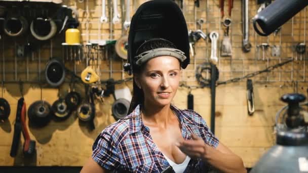 Menina Soldadora Uma Menina Com Uma Máquina Solda Solda Metal — Vídeo de Stock