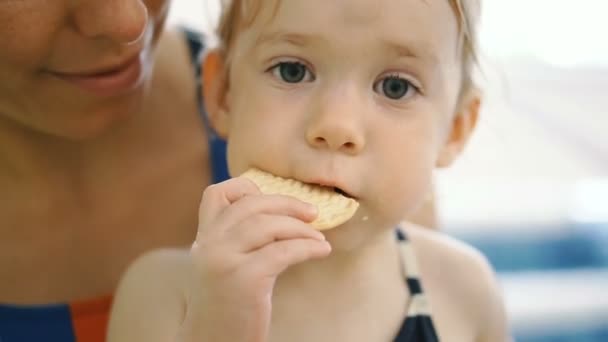 Het Kind Eet Cookies Het Kind Het Eten Het Zwembad — Stockvideo