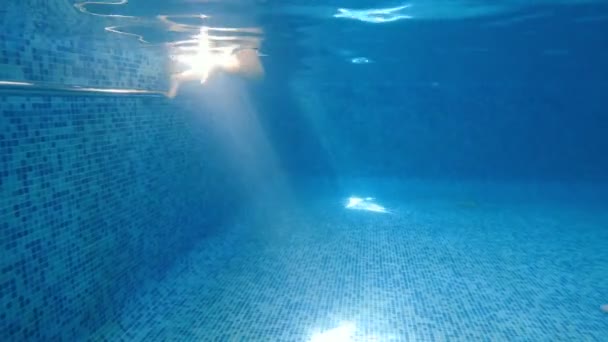 Πισίνα Μαμά Διδάσκει Ένα Παιδί Κολυμπήσει Στην Πισίνα — Αρχείο Βίντεο