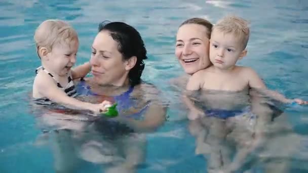 Basen Mamusie Uczą Małych Dzieci Pływania — Wideo stockowe