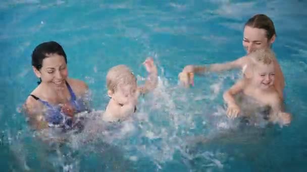Πισίνα Μαμάδες Διδάσκουν Μικρά Παιδιά Κολυμπούν — Αρχείο Βίντεο