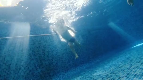 수영장 엄마는 수영장에서 수영하는 아이를 가르칩니다 — 비디오