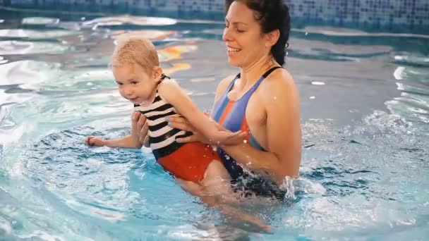 Piscina Mamá Enseña Niño Pequeño Nadar Piscina — Vídeo de stock