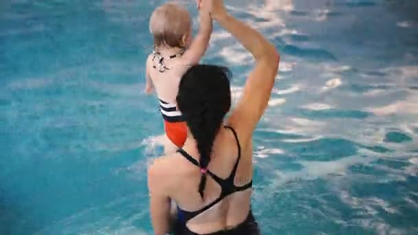 Piscina Mamá Enseña Niño Pequeño Nadar Piscina — Vídeos de Stock